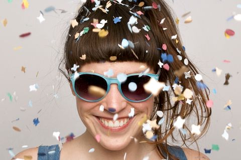 Bucketliste: Junge Frau im Konfettiregen