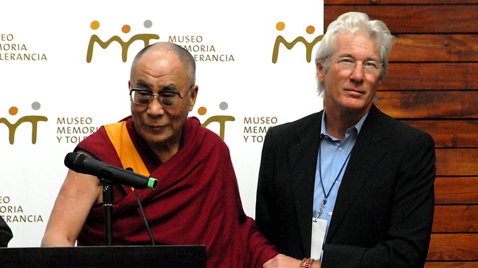 Richard Gere legt seine Hand auf den Arm des Dalai Lama