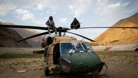 Taliban auf Hubschrauber