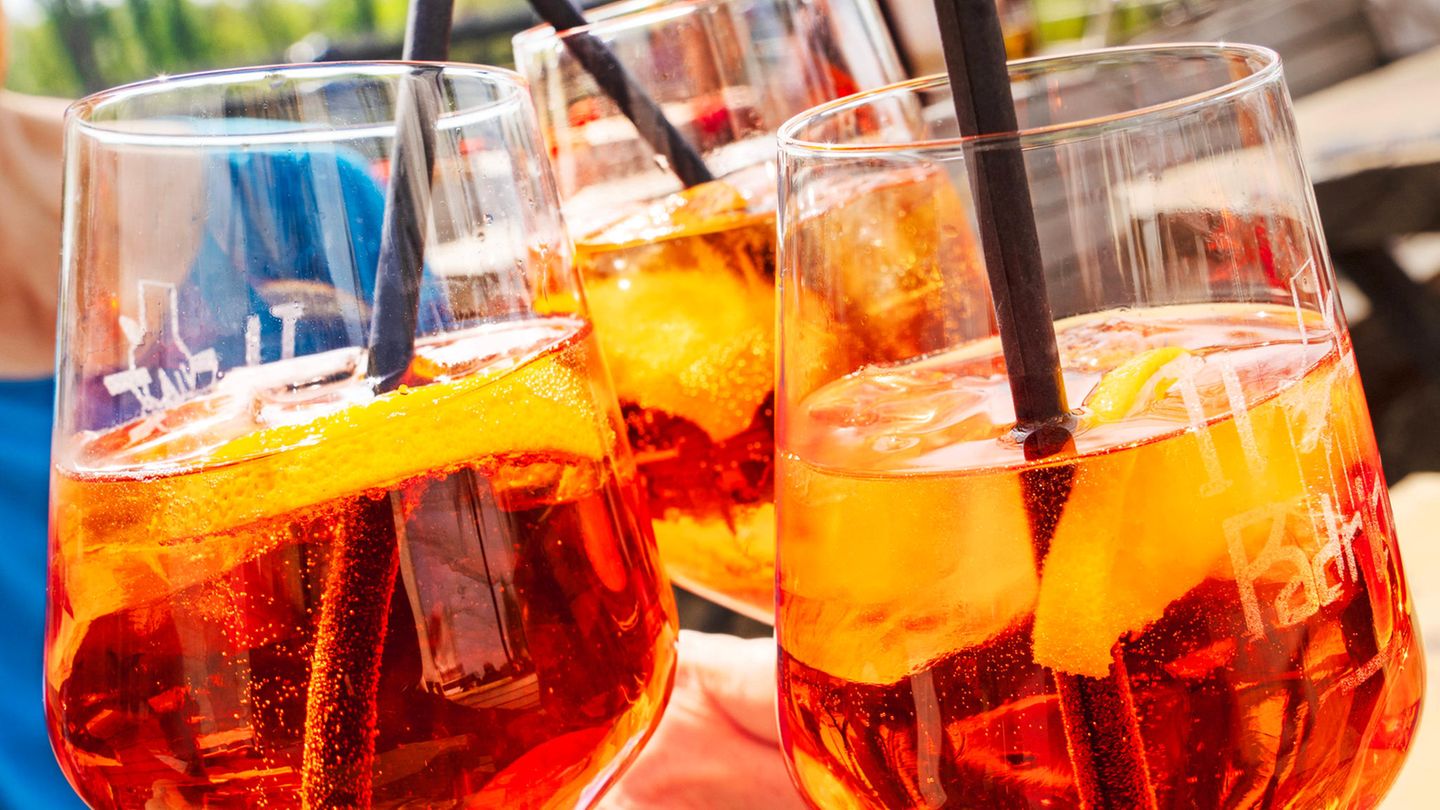 Papierstrohhalme in Aperol