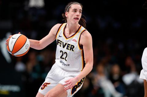 Caitlin Clark spielt in der WNBA im Trikot der Indiana Fever Basketball