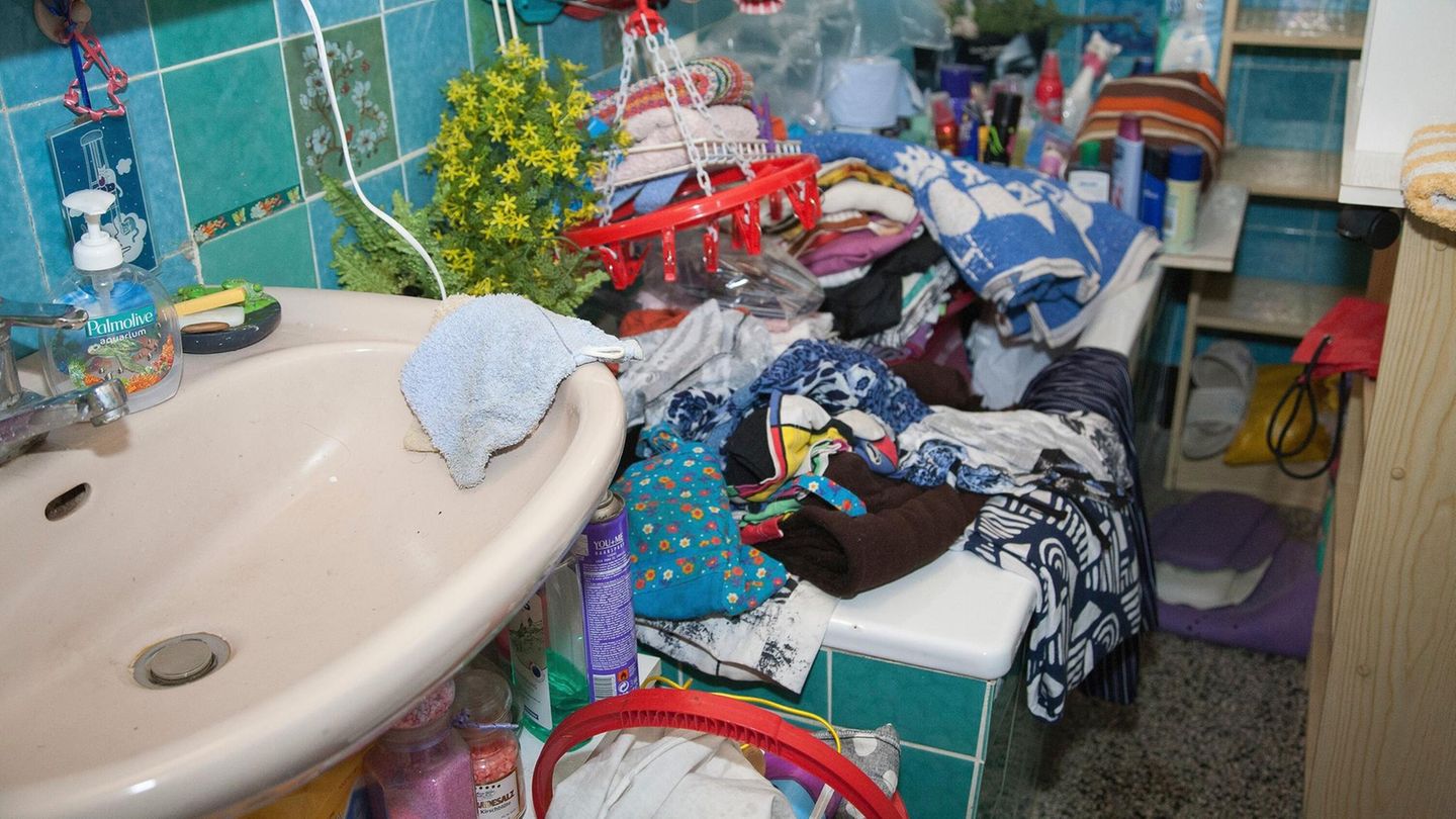 Verwahrlostes Badezimmer mit vollstehender Badewanne. In solchen Umgebungen können Legionellen entstehen