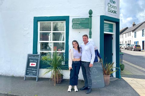 Airbnb-Buchladen: Andrew und Tochter Heather aus Edinburgh übernahmen für zwei Tage "The Open Book" in Wigtown. Die Warteliste für den Erlebnisurlaub ist lang