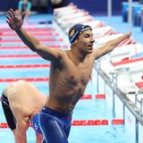 Die erste Medaille für Deutschland: Maurice Wetekam hat bei seinem Paralympics-Debüt Bronze über 100 Meter Brust gewonnen. "Es hätte nicht besser laufen können. Ich bin mega glücklich damit", sagte Wetekam, der mit einer Fehlbildung des linken Armes zur Welt kam. "Unfassbar, das ist ein unglaubliches Gefühl." Auf den Sieger Stefano Raimondi aus Italien fehlten dem 18-jährigen Athleten des TSV Bayer Leverkusen 1,76 Sekunden. Silber holte Lokalmatador Hector Denayer. Für Wetekam bedeutete die Zeit von 1:07,04 Minuten eine persönliche Bestleistung