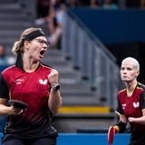 Wenig Später gewann das Tischtennisduo aus Juliane Wolf (vorn) und Stephanie Grebe Silber. Die beiden Sportlerinnen verloren das Finale gegen Wenjuan Huang und Yucheng Jin aus China mit 1:3.  Immer wieder verspielten Grebe/Wolf dabei Führungen, verließen dennoch mit einem Lächeln die Arena in Paris.   