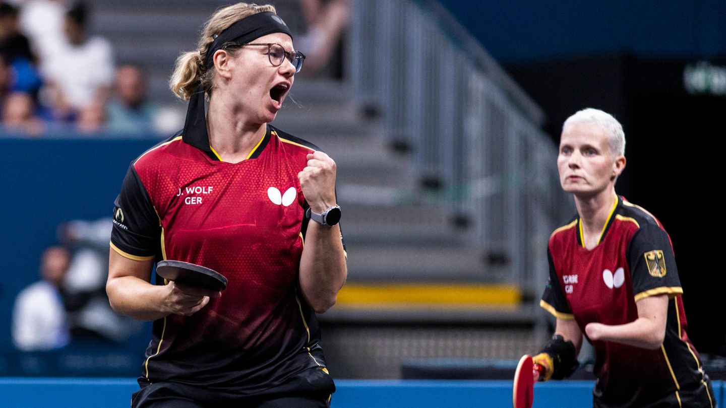 Wenig Später gewann das Tischtennisduo aus Juliane Wolf (vorn) und Stephanie Grebe Silber. Die beiden Sportlerinnen verloren das Finale gegen Wenjuan Huang und Yucheng Jin aus China mit 1:3.  Immer wieder verspielten Grebe/Wolf dabei Führungen, verließen dennoch mit einem Lächeln die Arena in Paris.   