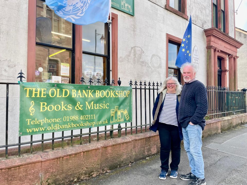 Joyce und Ian Cochrane betreiben den Second-Hand-Buchladen "The Old Bank Bookshop". Vor dem Laden weht stets die EU-Flagge – "Aus Prinzip", sagt Ian