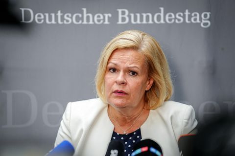 Innenministerin Nancy Faeser von der SPD nannte das Handgeld für Abgeschobene ein "übliches Verfahren"