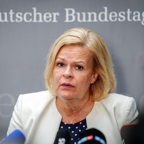 Innenministerin Nancy Faeser von der SPD nannte das Handgeld für Abgeschobene ein "übliches Verfahren"