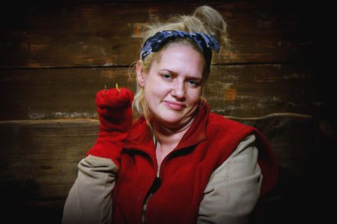 In Ermangelung von adäquaten Gesprächspartnern spricht Sarah Knappik im Dschungelcamp mit einer Socke