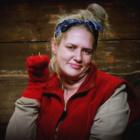 In Ermangelung von adäquaten Gesprächspartnern spricht Sarah Knappik im Dschungelcamp mit einer Socke