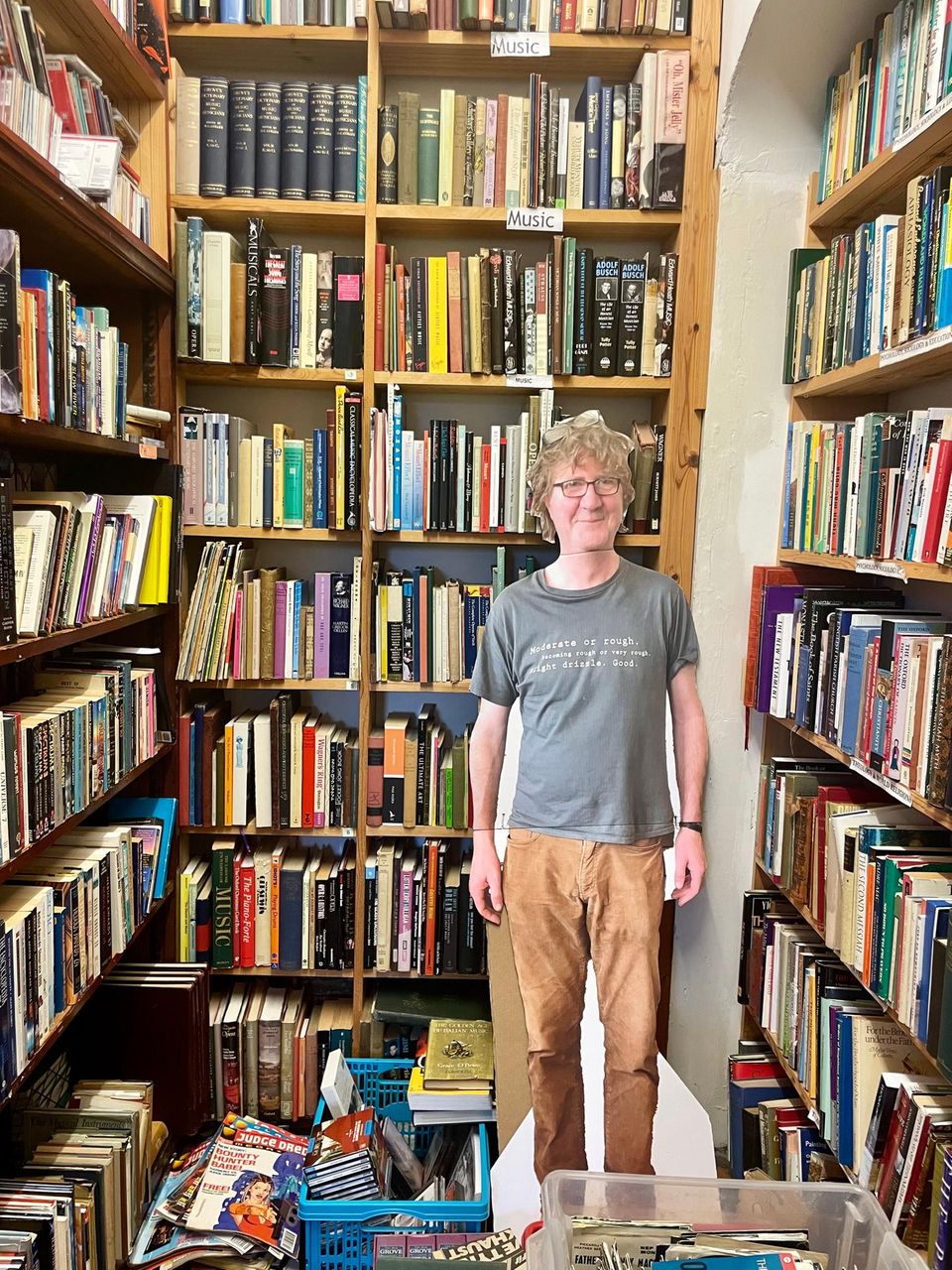 In Wigtowns größtem Buchladen "The Bookshop" steht Besitzer und Autor Shaun Bythell als Pappfigur