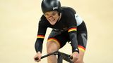 Jetzt hat es geklappt: Maike Hausberger hat im Bahnrad-Zeitfahren über 500 Meter Bronze gewonnen. Im Vélodrome holte die Triererin, die mit einer halbseitigen Lähmung der linken Körperhälfte zur Welt kam, bei ihrer dritten Paralympics-Teilnahme ihre erste Medaille und die dritte für die deutsche Delegation bei den Spielen von Paris. "Ich bin sehr, sehr stolz und froh, dass es jetzt eine Medaille geworden ist", sagte Hausberger. "Ich bin den Lauf immer wieder durchgegangen, habe rausgehauen, was in mir ist - es hat gereicht." Gold ging an die Australierin Amanda Reid. Den zweiten Platz sicherte sich Wangwei Qian aus China. Hausberger fehlten auf die Siegerin 1,682 Sekunden