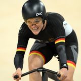 Jetzt hat es geklappt: Maike Hausberger hat im Bahnrad-Zeitfahren über 500 Meter Bronze gewonnen. Im Vélodrome holte die Triererin, die mit einer halbseitigen Lähmung der linken Körperhälfte zur Welt kam, bei ihrer dritten Paralympics-Teilnahme ihre erste Medaille und die dritte für die deutsche Delegation bei den Spielen von Paris. "Ich bin sehr, sehr stolz und froh, dass es jetzt eine Medaille geworden ist", sagte Hausberger. "Ich bin den Lauf immer wieder durchgegangen, habe rausgehauen, was in mir ist - es hat gereicht." Gold ging an die Australierin Amanda Reid. Den zweiten Platz sicherte sich Wangwei Qian aus China. Hausberger fehlten auf die Siegerin 1,682 Sekunden