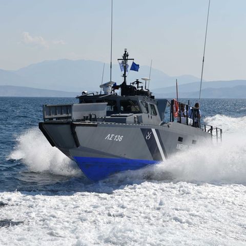 Polizei und Küstenwache auf Kreta starteten sofort eine Suchaktion, nachdem der Ehemann die Frau als vermisst gemeldet hatte