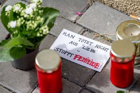 Blumen und Kerzen liegen nach einem tödlichen Messerangriff vor einem Hauseingang in Berlin-Friedrichsfelde