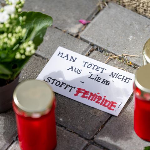 Blumen und Kerzen liegen nach einem tödlichen Messerangriff vor einem Hauseingang in Berlin-Friedrichsfelde