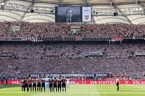 Vor dem Spiel wurde das Bild von Christoph Daum in der Mercedes-Benz-Arena auf der Anzeigetafel gezeigt