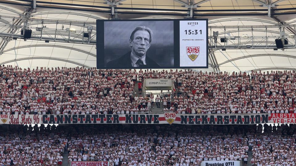 Vor dem Spiel wurde das Bild von Christoph Daum in der Mercedes-Benz-Arena auf der Anzeigetafel gezeigt