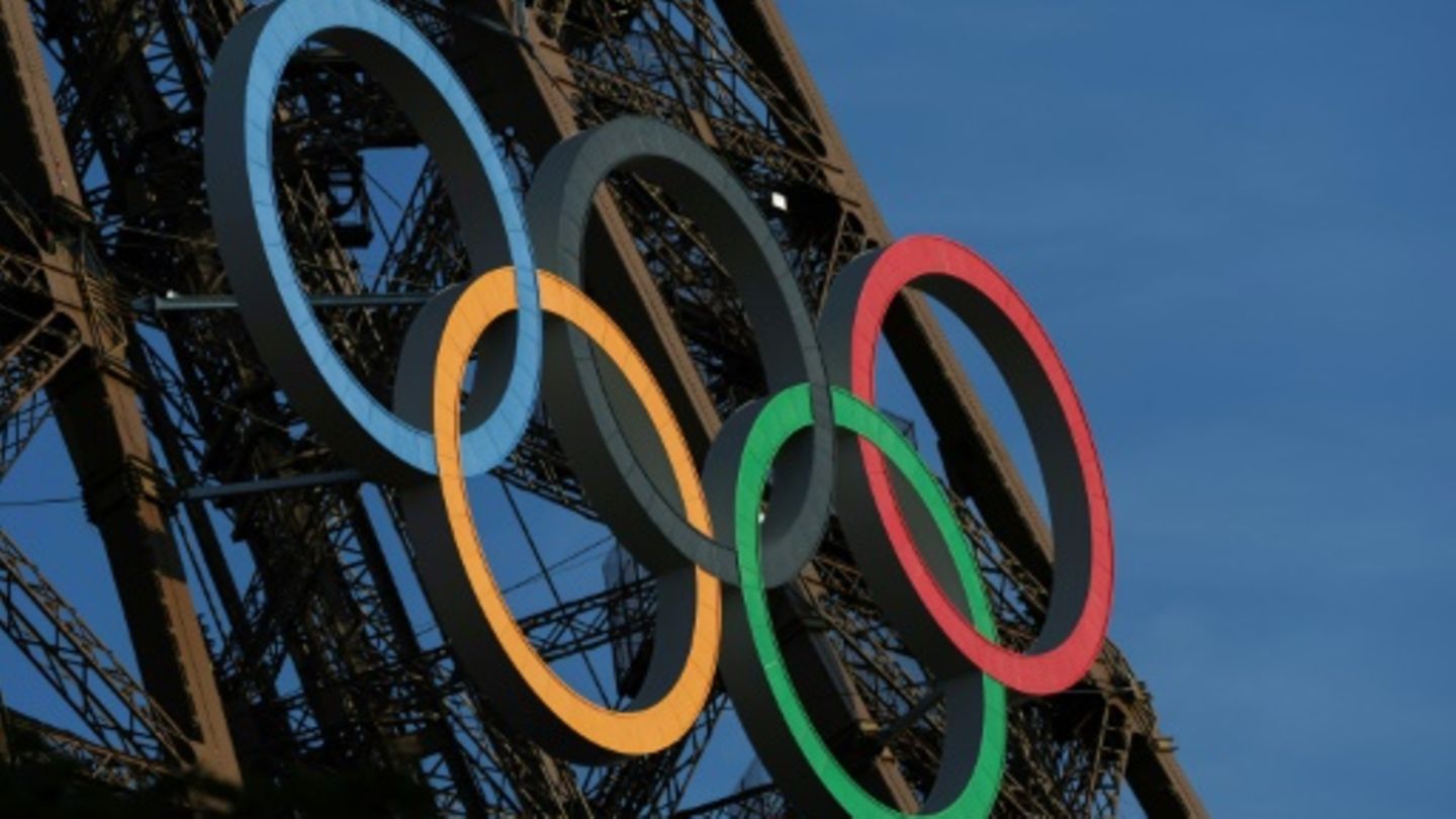 Die Olympischen Ringe am Eiffelturm