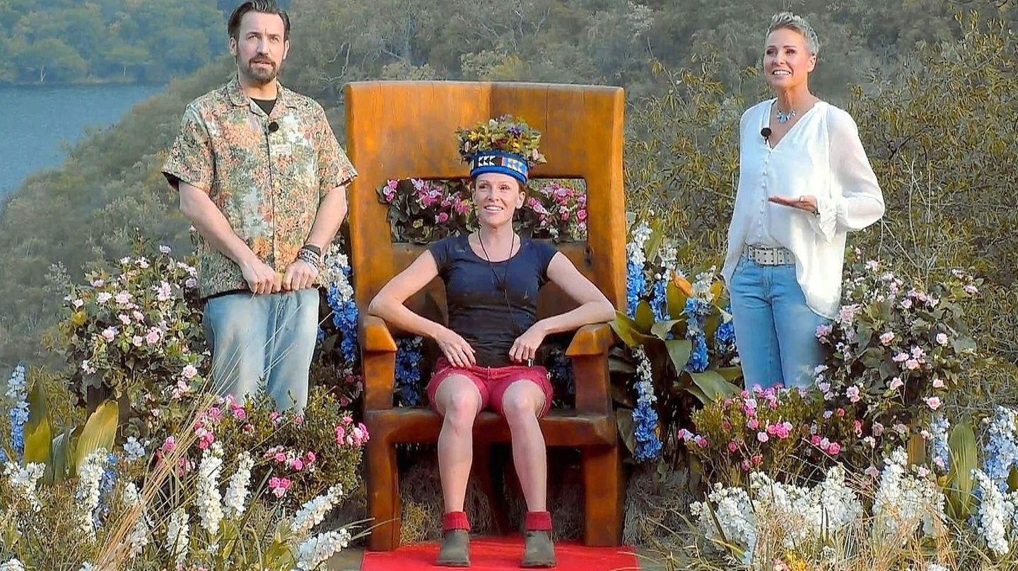 Georgina Fleur lässt sich nach ihrer Krönung zur Dschungelcamp-Königin von Jan Köppen und Sonja Zietlow huldigen