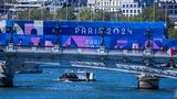Die Meldung kennen wir von den Olympischen Spielen: Die Seine in Paris ist aktuell zu belastet, um dort den Schwimmwettbewerb im Triathlon abzuhalten. Die Organisatoren haben ihn deshalb um einen Tag verschoben. Analysen hätten "eine Verschlechterung der Wasserqualität der Seine nach den starken Regenfällen der letzten zwei Tage" ergeben, erklärten die Organisatoren in der Nacht zu Sonntag     Lesen Sie hier: "Wie reinigt man eigentlich einen Fluß?"