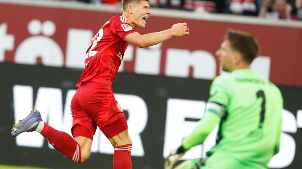 Fortuna-Torschütze Danny Schmidt und Düsseldorf grüßen von der Tabellenspitze. Foto: Roland Weihrauch/dpa