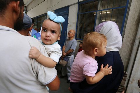 Gazastreifen: Eltern finden sich mit ihren Kindern zur Polio-Impfung in einem medizinischem Zentrum ein