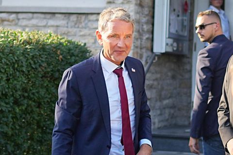 Björn Höcke trifft bei der AfD-Wahlparty in Erfurt ein – die Partei hat Grund zu feiern