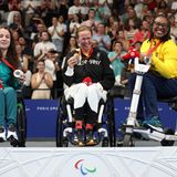 Die pure Freude: Schwimmerin Tanja Scholz (m.), die querschnittsgelähmt ist, gewann über 150 Meter Lagen die erste Goldmedaille für Deutschland bei den Paralympics. Sie wird flankiert von Silbermedaillengewinnerin Nataliia Butkova (l.) aus Russland (unter neutraler Flagge) und Bronzegewinnerin Lidia Vieira da Cruz (r.) aus Brasilien