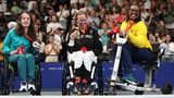 Die pure Freude: Schwimmerin Tanja Scholz (m.), die querschnittsgelähmt ist, gewann über 150 Meter Lagen die erste Goldmedaille für Deutschland bei den Paralympics. Sie wird flankiert von Silbermedaillengewinnerin Nataliia Butkova (l.) aus Russland (unter neutraler Flagge) und Bronzegewinnerin Lidia Vieira da Cruz (r.) aus Brasilien