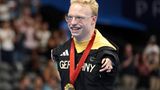 Nur zehn Minuten nach Scholz gelang Josia Topf der gleiche Triumph über die selbe Strecke (150 Meter Lage) – dank eines starken Schlussspurts. Topf, der das Tar-Syndrom hat, war nach 100 Metern auf Rang drei und überholte auf der Freistil-Strecke auf den letzten Metern die Australier Ahmed Kelly und Grant Patterson                                       