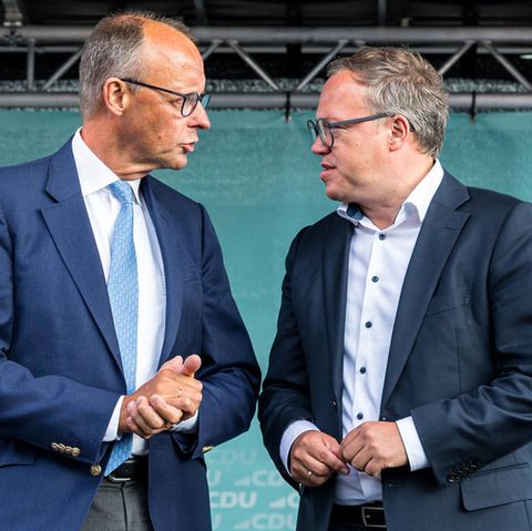 Was tun? CDU-Chef Friedrich Merz (links) und der Thüringer Spitzenkandidat Mario Voigt bei einem Wahlkampfauftritt in Thüringen. 