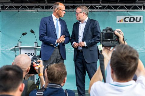 Was tun? CDU-Chef Friedrich Merz (links) und der Thüringer Spitzenkandidat Mario Voigt bei einem Wahlkampfauftritt in Thüringen. 