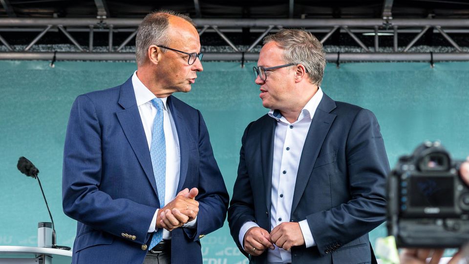 Was tun? CDU-Chef Friedrich Merz (links) und Thüringens Spitzenkandidat Mario Voigt bei einer Wahlkampfveranstaltung in Thüringen. 