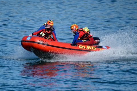 Badeunfall:Wasserretter der DLRG auf einem See
