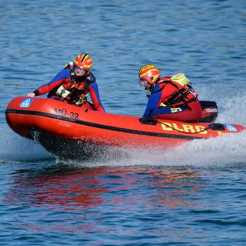 Badeunfall:Wasserretter der DLRG auf einem See