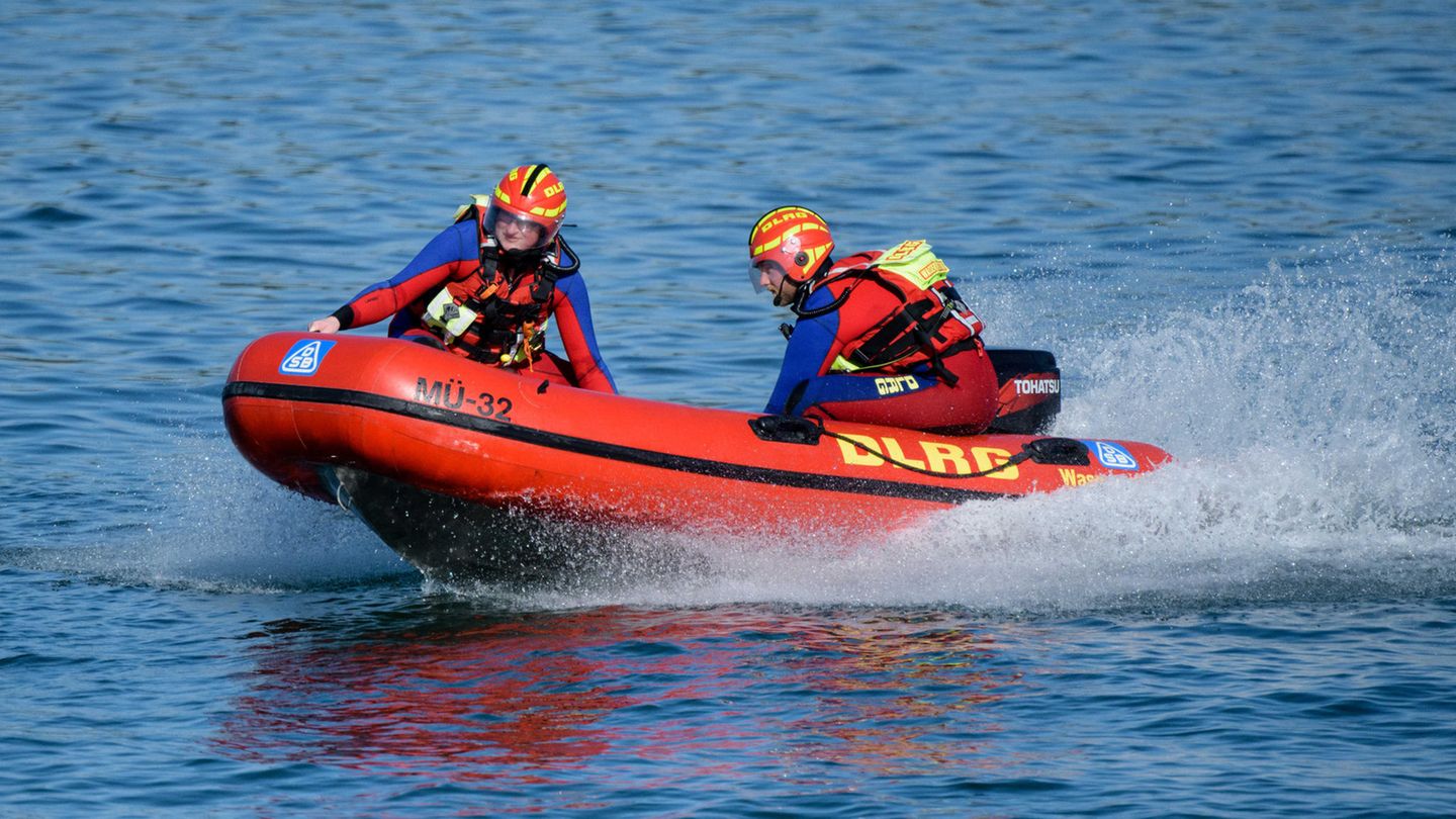 Badeunfall:Wasserretter der DLRG auf einem See
