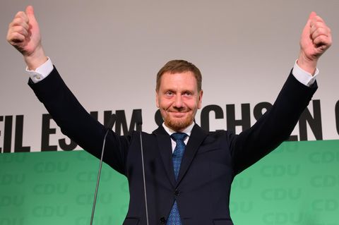 Michael Kretschmer (CDU), Ministerpräsident von Sachsen, streckt beide Daumen in die Luft