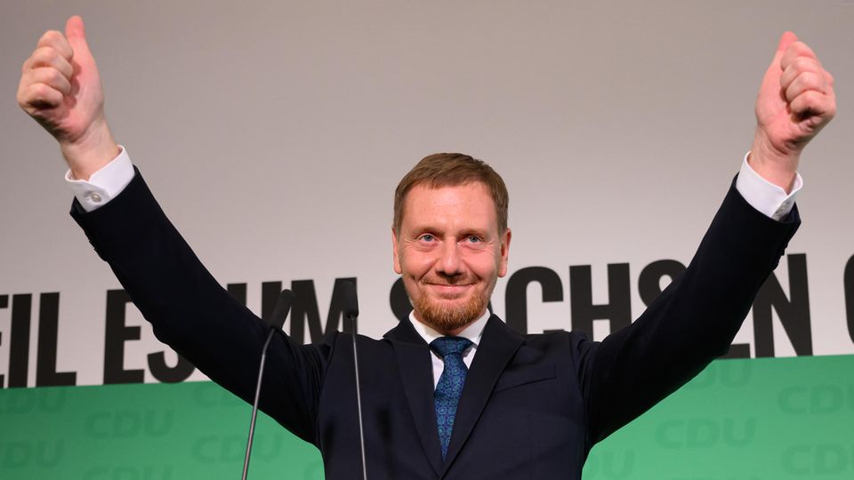 Michael Kretschmer (CDU), Ministerpräsident von Sachsen, streckt beide Daumen in die Luft