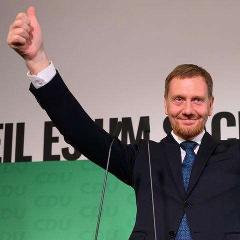 Michael Kretschmer (CDU), Ministerpräsident von Sachsen, streckt beide Daumen in die Luft