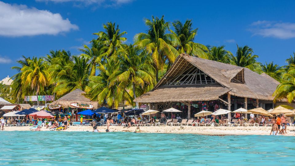 Menschen am Strand von Cancun