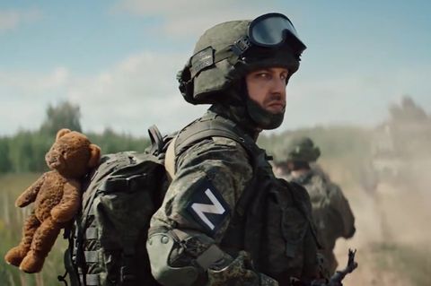 Der neue Anwerbefilm der russischen Armee beschwört grimmige Kämpfer und hetzt gegen "verweichlichte" Männer