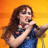 Chappell Roan: das ganz normale Stalking  Sich derart massiv gegen die Verehrung der eigenen Fans zu verwehren, das hatte es bisher nicht gegeben. Ende August postete Chappell Roan gleich zwei Statements auf TikTok, die viral gingen – und auch bei anderen Stars großes Echo fanden. Die 26-jährige Sängerin, die Anfang 2024 mit "Good Luck, Babe" in die Celebrity-A-Liga aufstieg, und ihre Familie waren über Monate gestalkt und verfolgt worden – und Chappell Roan war gar nicht gut gelaunt: "Mir ist es egal, dass Missbrauch, Verfolgung, Stalking, was auch immer, eine ganz normale Sache sind, die man berühmten und auch nicht so berühmten Menschen antut. (…) Das heißt nicht, dass ich’s brauche, und es heißt auch nicht, dass ich’s mag."  In ihrem zweiten Posting wurde Roan noch deutlicher: "Ich rede hier im Speziellen von Raubtier-Verhalten (getarnt als 'Superfan'-Verhalten), das eine Normalität geworden ist aufgrund der Art, wie man bekannte Frauen in der Vergangenheit behandelt hat."  Die Sängerin Lizzo ("About Damn Time") sprang Chappell Roan zur Seite und teilte ein eigenes Erlebnis mit einem Fan, der sie verfolgte, um ein Selfie einzufordern. Um Lizzo gab es immer wieder Gerüchte, dass sie ihre Karriere beenden wolle, weil sie mit dem toxischen Fanverhalten nicht mehr umzugehen wüsste