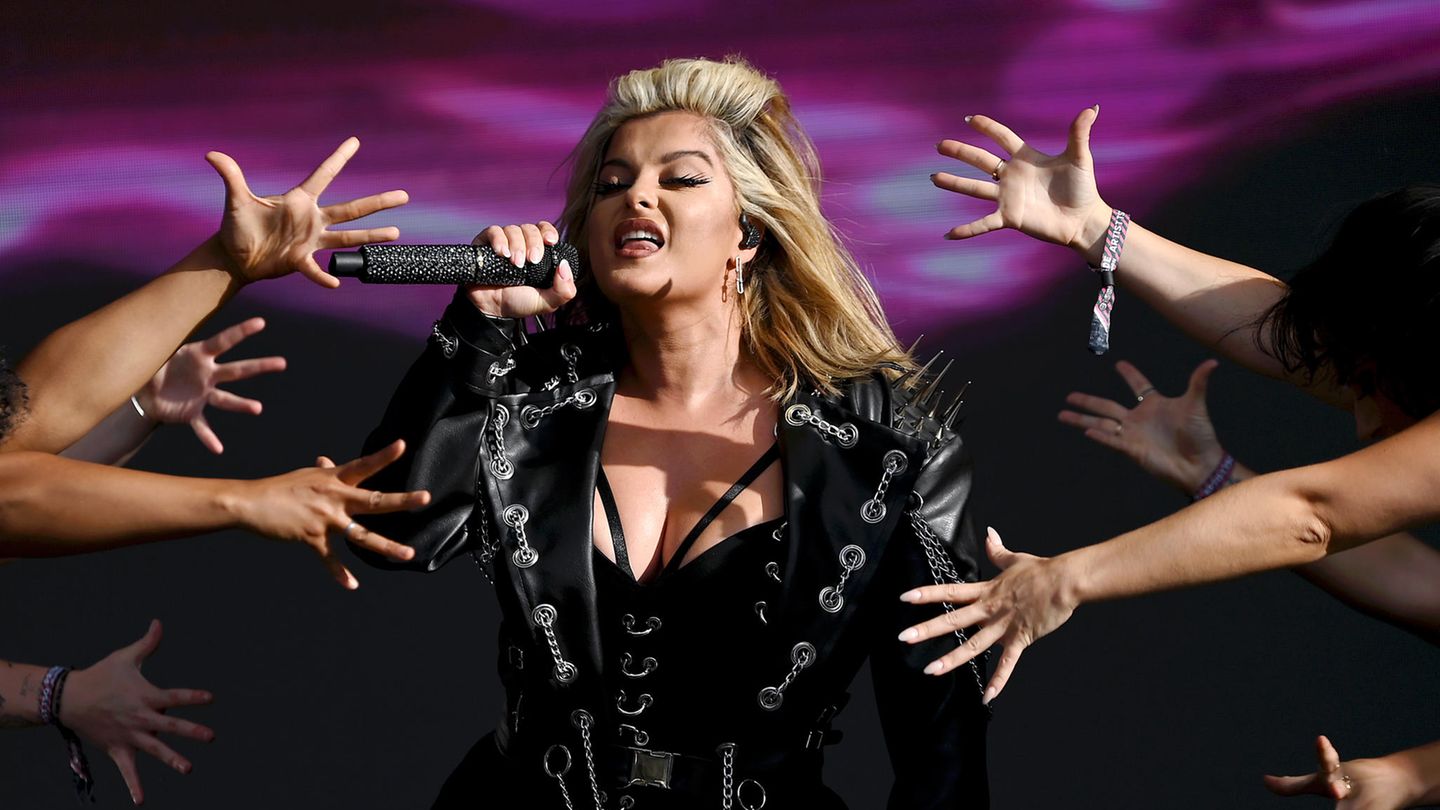 Toxische Liebe: Bebe Rexha: mit einem blauen Auge davongekommen Der 27-Jährige Konzertbesucher sagte nach seiner Festnahme: "Ich dachte, es wäre lustig". Da war Sängerin Bebe Rexha ("Heart Wants What It Wants") ganz anderer Meinung – obwohl sie noch die Fassung bewahrte. Ein Fan hatte ihr während eines Konzerts im vergangenen Jahr sein Handy gezielt an den Kopf geschleudert und sie an ihrer linken Augenbraue getroffen. Kurz darauf postete sie auf Instagram Bilder von sich – mit frischer Naht und violett schimmerndem Auge, das bei der Attacke glücklicherweise unverletzt blieb. Das Veilchen sehen sie hier. Dazu schrieb sie nur die Worte: "Es geht mir gut". Der Fan muss sich nun wegen Körperverletzung verantworten Bebe Rexha: mit einem blauen Auge davongekommen Der 27-Jährige Konzertbesucher sagte nach seiner Festnahme: "Ich dachte, es wäre lustig". Da war Sängerin Bebe Rexha ("Heart Wants What It Wants") ganz anderer Meinung – obwohl sie noch die Fassung bewahrte. Ein Fan hatte ihr während eines Konzerts im vergangenen Jahr sein Handy gezielt an den Kopf geschleudert und sie an ihrer linken Augenbraue getroffen. Kurz darauf postete sie auf Instagram Bilder von sich – mit frischer Naht und violett schimmerndem Auge, das bei der Attacke glücklicherweise unverletzt blieb. Das Veilchen sehen sie hier. Dazu schrieb sie nur die Worte: "Es geht mir gut". Der Fan muss sich nun wegen Körperverletzung verantworten