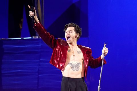 Harry Styles: unidentifiziertes Flugobjekt zwischen die Beine  Als Sänger von "One Direction" gehörten hysterische Fans zu seinem alltäglichen Programm, sie belagerten seine Wohnung, die seiner Familie, und einmal schickte man ihm eine Damenbinde, auf die man seinen Namen geschrieben hatte. Aber auf das, was 2022 in Chicago auf der Bühne passierte, war auch Harry Styles nicht vorbereitet.  Der heute 30-Jährige flirtete zwischen zwei Songs mit dem Publikum, als ihn etwas – eine Münze? – zwischen die Beine traf. Harry Styles ging erstaunlich cool mit der Situation um: Erst krümmte er sich vor Schmerz,  dann schlackerte er mit den Beinen, wie um zu überprüfen, ob noch alles dran war. Schließlich ging die Show weiter – das alles sehen Sie hier