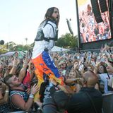 Jared Leto: Ein Fan schenkte ihm sein Ohr  Der Schauspieler und Sänger der Band "30 Seconds To Mars" hatte 2013 eine unheimliche Begegnung: Ihm wurde das Geschenk eines Fans zuteil, das sich nach dem Auspacken als menschliches Ohr entpuppte. Leto sagte später trocken dazu: "Das war äußerst seltsam. Ein ganzes Ohr. Das Van-Gogh-Ding. Auf der beigefügten Notiz stand: 'Hörst Du mir zu?' Ich wusste nie, woher es kommt, wem da draußen jetzt ein Ohr fehlt." Zum Beweis postete er ein Foto auf Instagram.  Was der 52-Jährige mit dem Ohr gemacht hat? "Ich habe ein Loch reingebohrt und es als Halskette getragen!" Wir hoffen für Letos Freundin, dass alles bloß ein Scherz und die blutige Ohrmuschel in Wirklichkeit doch nur eine Nachbildung war