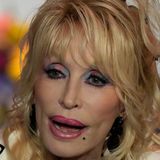 Dolly Parton: ein Säugling auf der Türschwelle  Die Sängerin mit der blonden Über-Perücke war bereits die Queen Of Country Music, als sie 1973 mit dem Hit "Jolene" zur amerikanischen Ikone aufstieg. Für einen weiblichen Fan qualifizierte das Dolly Parton auch als Mutter. Die 78-Jährige erinnert sich heute noch mit Schrecken: "Es war zu der Zeit, als 'Jolene' ein großer Hit war. Wir kamen eines Tages nach Hause, und da lag ein kleines Baby in einer Kiste vor dem Tor. In der Kiste lag eine Notiz: 'Mein Name ist Jolene, meine Mami hat mich hiergelassen, und sie will, dass Du mich nimmst'. Natürlich sind wir alle ausgefreakt!"  Die Behörden nahmen das Baby mit, und Dolly Parton weiß bis heute nicht, was aus dem Kind wurde