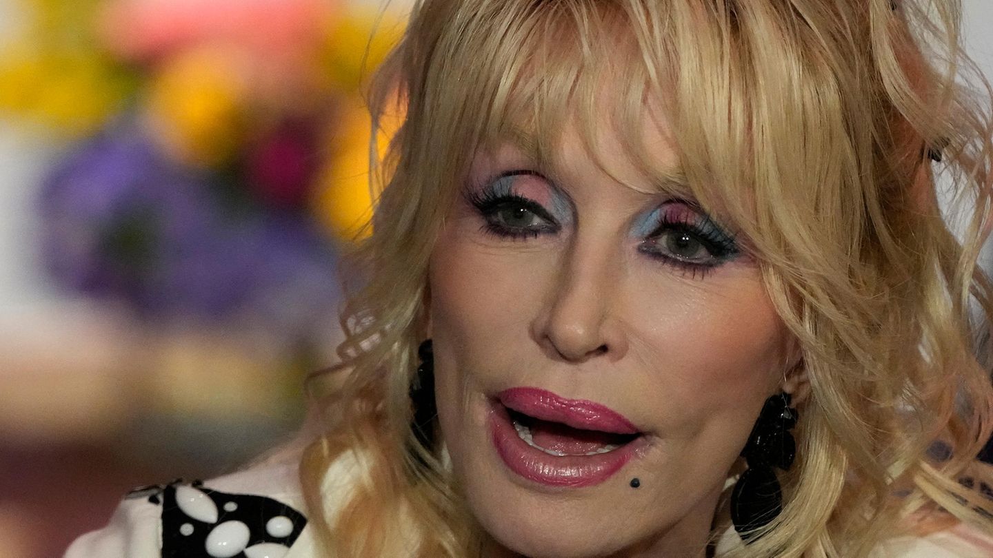 Dolly Parton: ein Säugling auf der Türschwelle  Die Sängerin mit der blonden Über-Perücke war bereits die Queen Of Country Music, als sie 1973 mit dem Hit "Jolene" zur amerikanischen Ikone aufstieg. Für einen weiblichen Fan qualifizierte das Dolly Parton auch als Mutter. Die 78-Jährige erinnert sich heute noch mit Schrecken: "Es war zu der Zeit, als 'Jolene' ein großer Hit war. Wir kamen eines Tages nach Hause, und da lag ein kleines Baby in einer Kiste vor dem Tor. In der Kiste lag eine Notiz: 'Mein Name ist Jolene, meine Mami hat mich hiergelassen, und sie will, dass Du mich nimmst'. Natürlich sind wir alle ausgefreakt!"  Die Behörden nahmen das Baby mit, und Dolly Parton weiß bis heute nicht, was aus dem Kind wurde