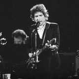 Bob Dylan: Fan in der Mülltonne  Das "Sprachrohr einer ganzen Generation" darf für sich in Anspruch nehmen, als erster Künstler irre Superfans angezogen zu haben – auch wenn Bob Dylan gerne darauf verzichtet hätte. In den 70er Jahren hatte er sich aus der Öffentlichkeit zurückgezogen, und die Musikwelt rätselte, was aus dem wichtigsten Songwriter der Sixties geworden war.  Auftritt Alan Weberman, selbsternannter "Dylanologe" und "Müllologe". Denn die Antwort auf das, was Dylan so machte, suchte er in dessen Hausmüll. Was er dabei herausfand? Zum Beispiel, dass Dylans Hunde nicht stubenrein waren, als er einmal in Hundekot griff, die der Rockbarde in Zeitungspapier gewickelt hatte.  Das Ende vom Lied: Bob Dylan stellte den Müllologen und ließ sich sogar auf telefonische Diskussionen mit Weberman ein, die später illegal auf Schallplatte veröffentlicht wurden. Weberman schrieb mehrere Bücher über seine Erkenntnisse, die darin gipfelten, Bob Dylan sei eine "reaktionäre Kraft" geworden, und man müsse Dylan von sich selbst befreien.